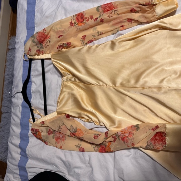 WeWoreWhat Danielle Bernstein  Yellow Floral Puff sleeve satin dress - Picture 4 of 4